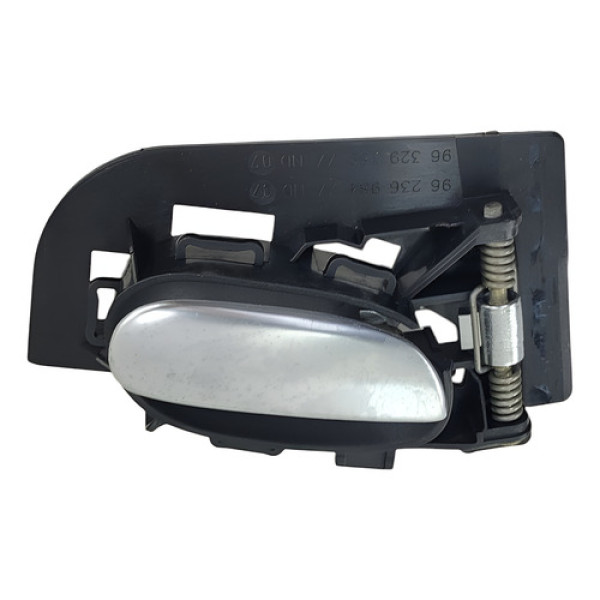 Puxador Macaneta Traseira Esquerda Peugeot 206  1998 2014 Prateado Dianteira